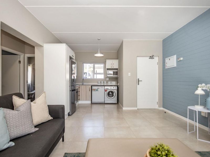 Stylish and Classic  2 Bed 1 Bath Apartment in Paulshof Sandton - Photo 4