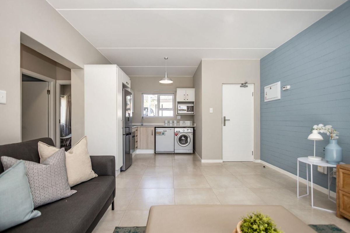 Stylish and Classic  2 Bed 1 Bath Apartment in Paulshof Sandton - Photo 4