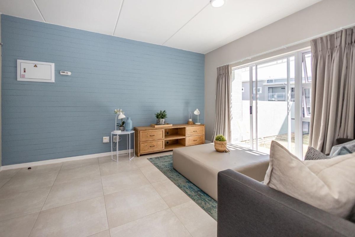 Stylish and Classic  2 Bed 1 Bath Apartment in Paulshof Sandton - Photo 2