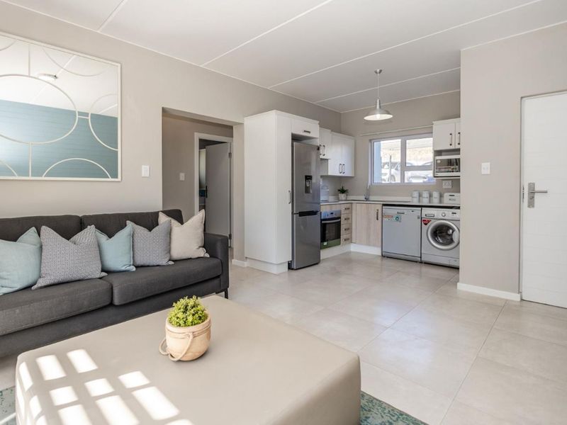 Stylish and Classic  2 Bed 1 Bath Apartment in Paulshof Sandton - Photo 3