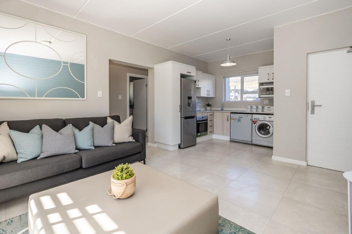Stylish and Classic  2 Bed 1 Bath Apartment in Paulshof Sandton - Photo 3