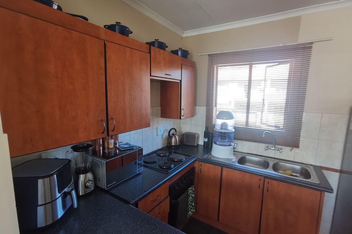First Floor 1 Bed Apartment - Photo 3