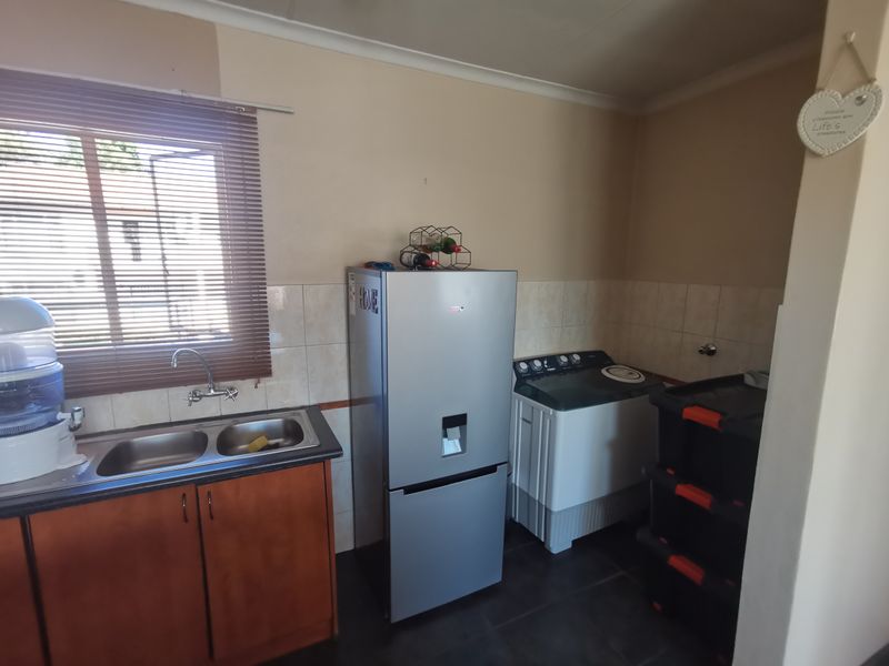 First Floor 1 Bed Apartment - Photo 4