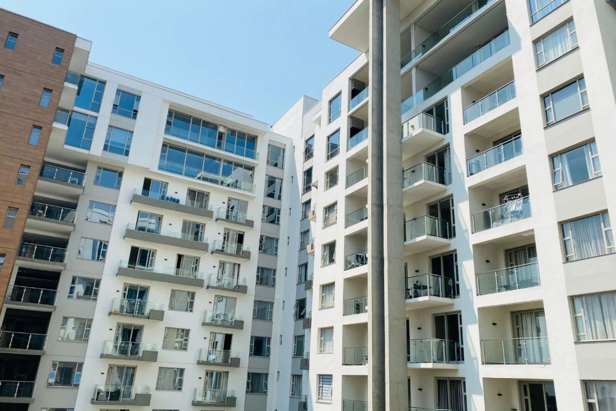 Immaculate 3 Bed 2 Bath Apartment in the The Tyrwhitt - Prestigious New Development. - Photo 3