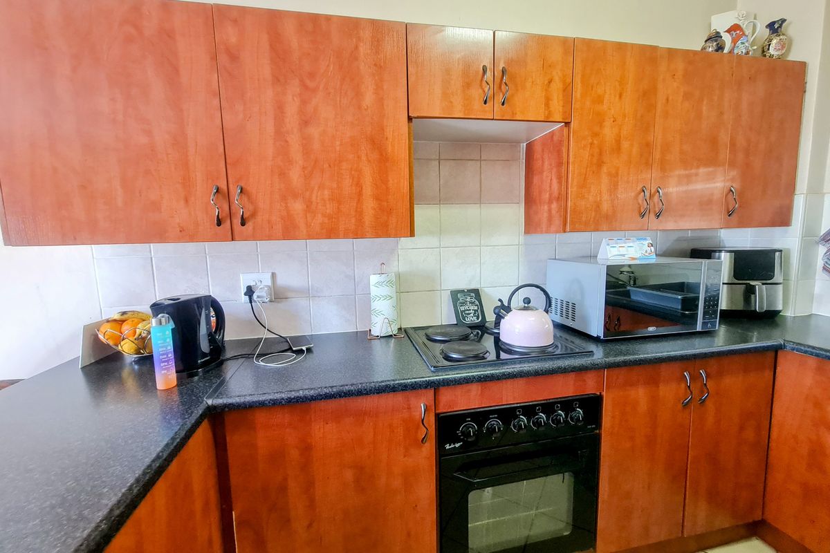 Ground Floor 2 Bedroom 1 Bathroom in Sagewood - Photo 5