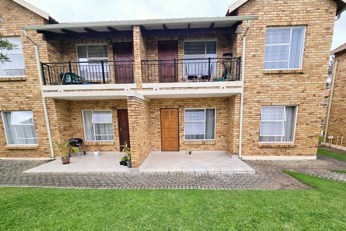 Ground Floor 2 Bedroom 1 Bathroom in Sagewood - Photo 2