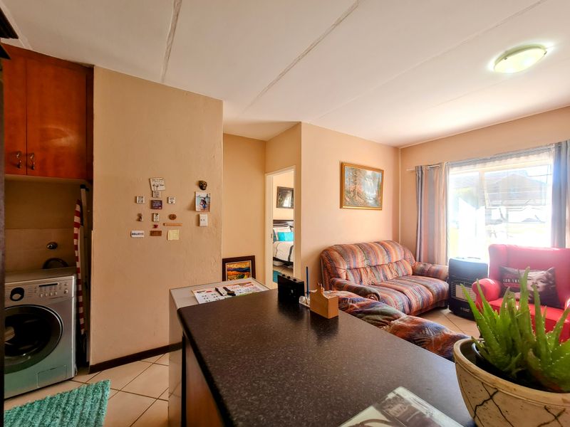 Ground Floor 2 Bedroom 1 Bathroom in Sagewood - Photo 10