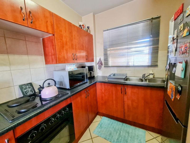 Ground Floor 2 Bedroom 1 Bathroom in Sagewood - Photo 4