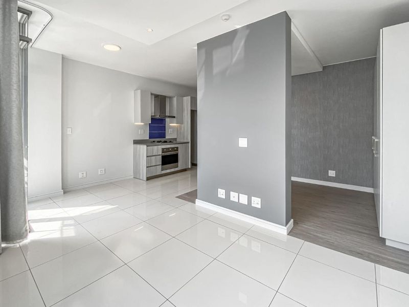 Studio Apartment. Prime Location. 2min Walk to Gautrain Station - Photo 2