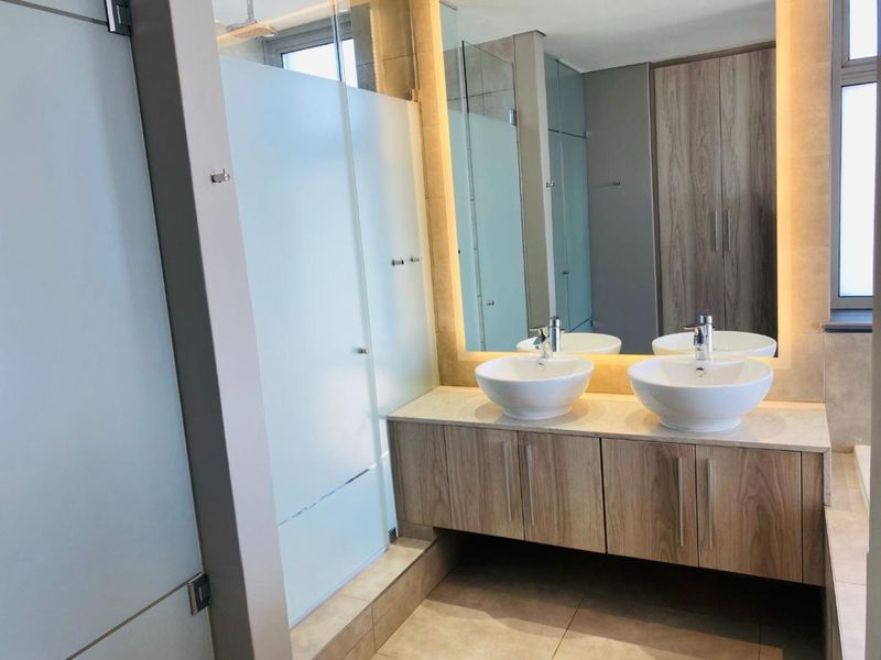 Classic 3 Bedroom 3 Bathroom Penthouse - 2m walk to Gautrain - Photo 7