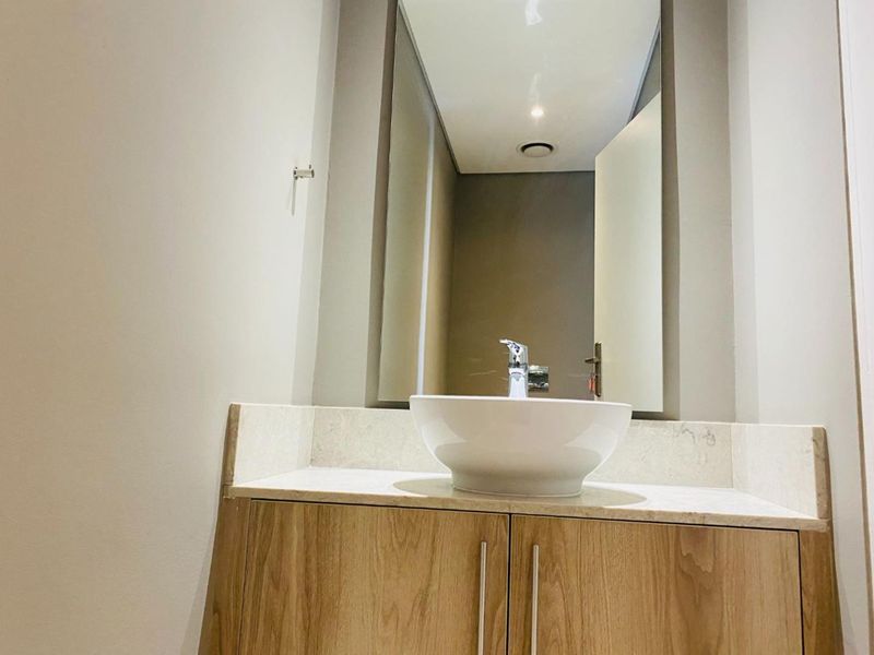 Classic 3 Bedroom 3 Bathroom Penthouse - 2m walk to Gautrain - Photo 6