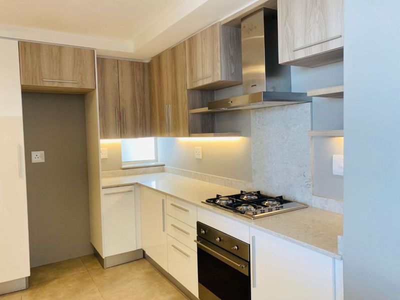 Classic 3 Bedroom 3 Bathroom Penthouse - 2m walk to Gautrain - Photo 3