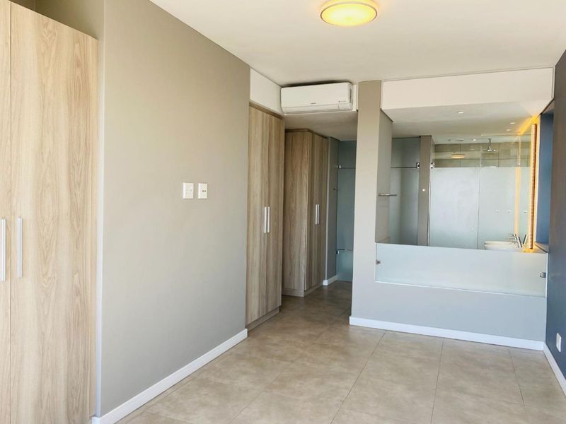 Classic 3 Bedroom 3 Bathroom Penthouse - 2m walk to Gautrain - Photo 5