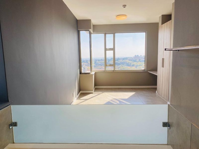 Classic 3 Bedroom 3 Bathroom Penthouse - 2m walk to Gautrain - Photo 9