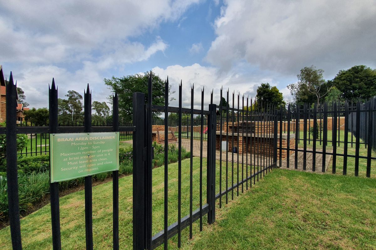 This spacious 2 bedrooms (main en-suite) with 2 bathrooms is ideal for family living - Photo 4