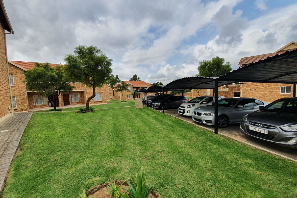 This spacious 2 bedrooms (main en-suite) with 2 bathrooms is ideal for family living - Photo 3