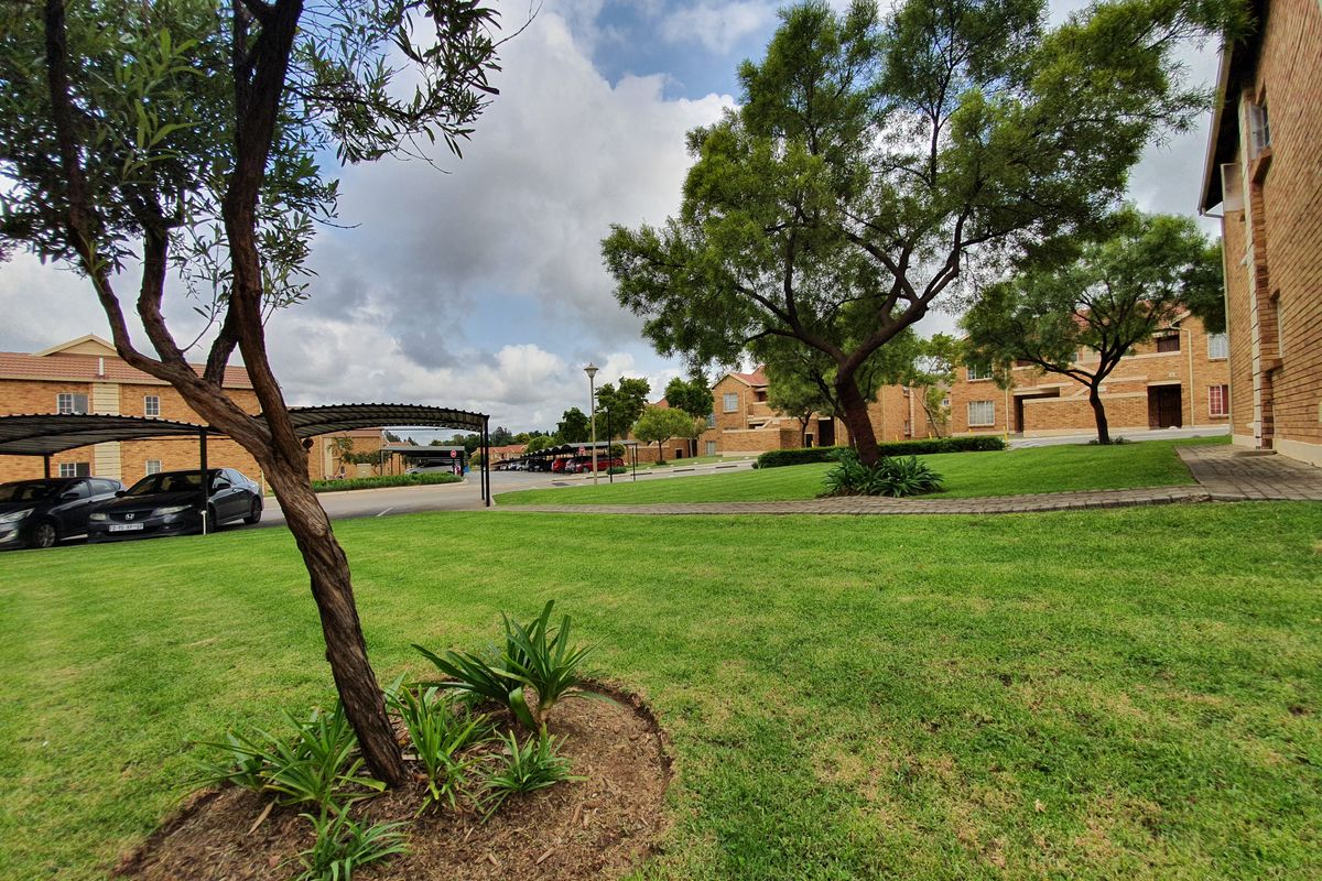 This spacious 2 bedrooms (main en-suite) with 2 bathrooms is ideal for family living - Photo 2