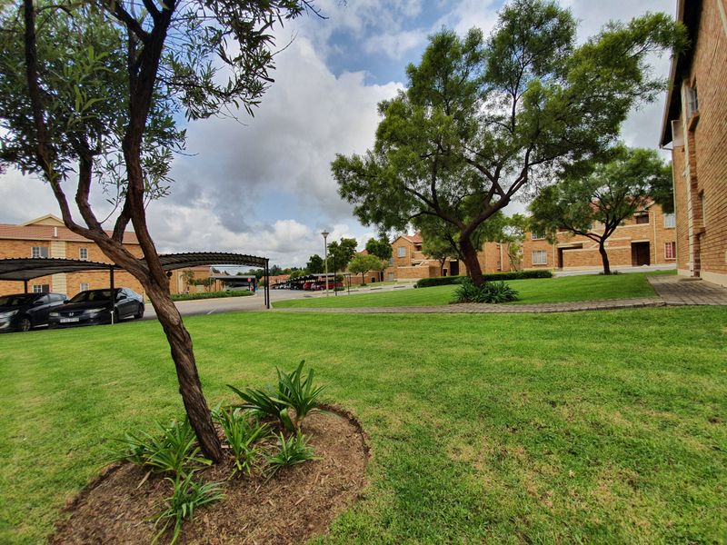 This spacious 2 bedrooms (main en-suite) with 2 bathrooms is ideal for family living - Photo 2