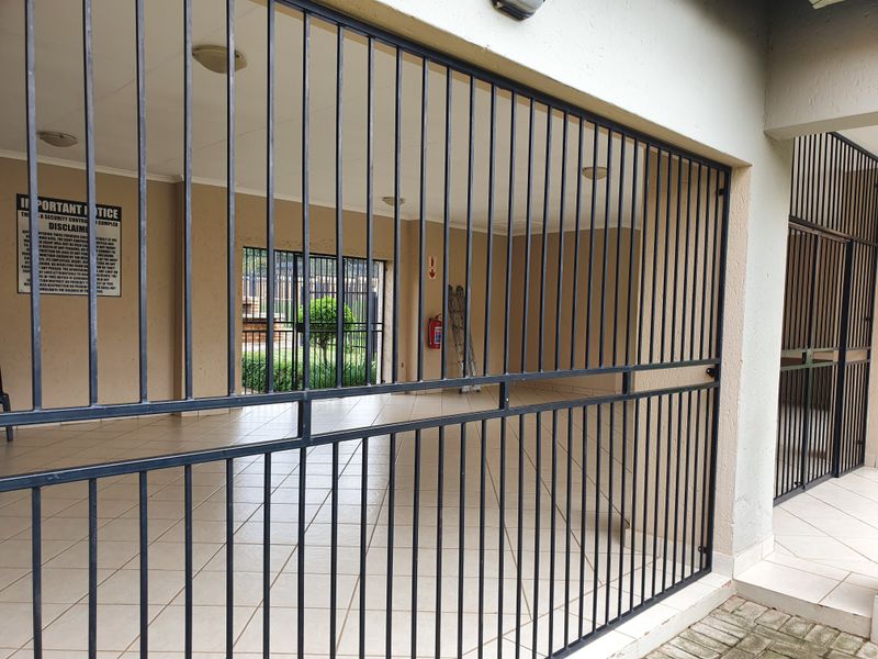 This spacious 2 bedrooms (main en-suite) with 2 bathrooms is ideal for family living - Photo 6