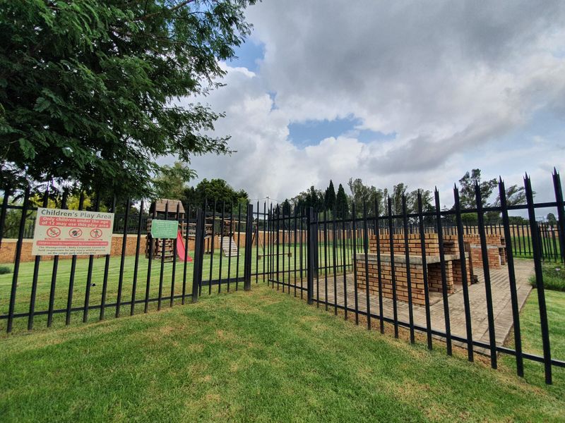 This spacious 2 bedrooms (main en-suite) with 2 bathrooms is ideal for family living - Photo 7