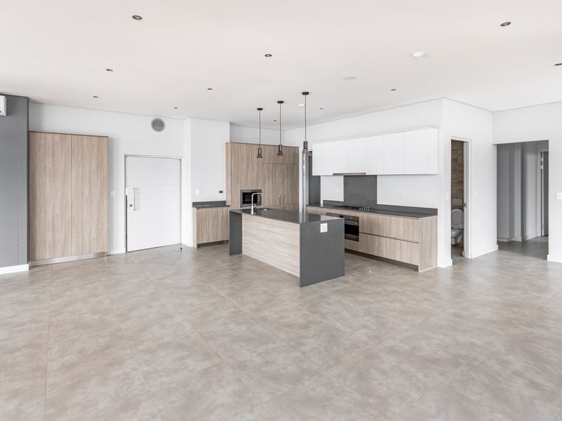 Luxury 3 Bed 3.5 Bath Penthouse. Apartment Living At It's Best - Photo 7