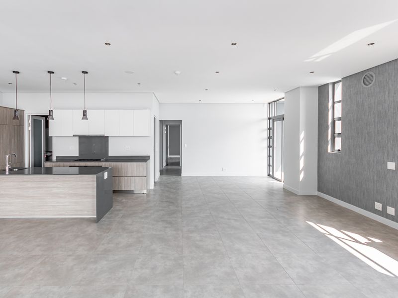 Luxury 3 Bed 3.5 Bath Penthouse. Apartment Living At It's Best - Photo 6