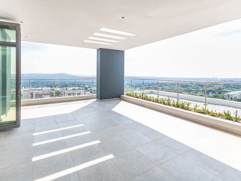 Luxury 3 Bed 3.5 Bath Penthouse. Apartment Living At It's Best - Photo 2