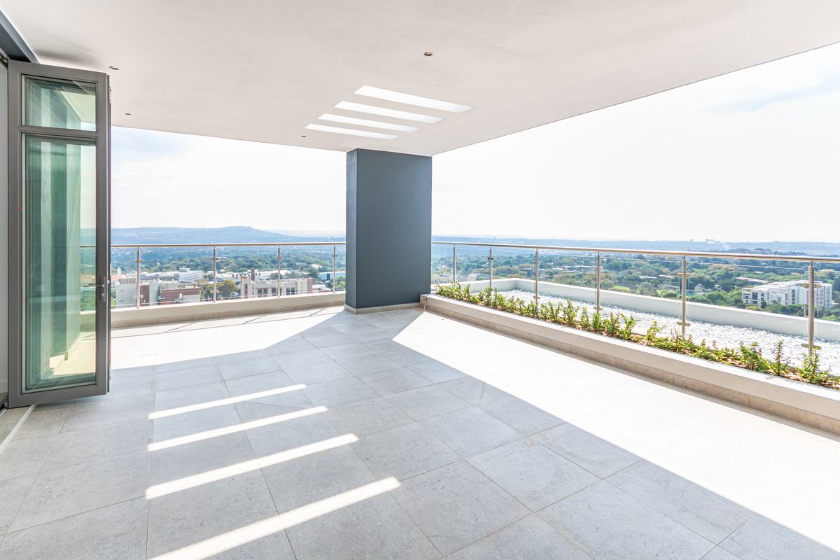 Luxury 3 Bed 3.5 Bath Penthouse. Apartment Living At It's Best - Photo 2