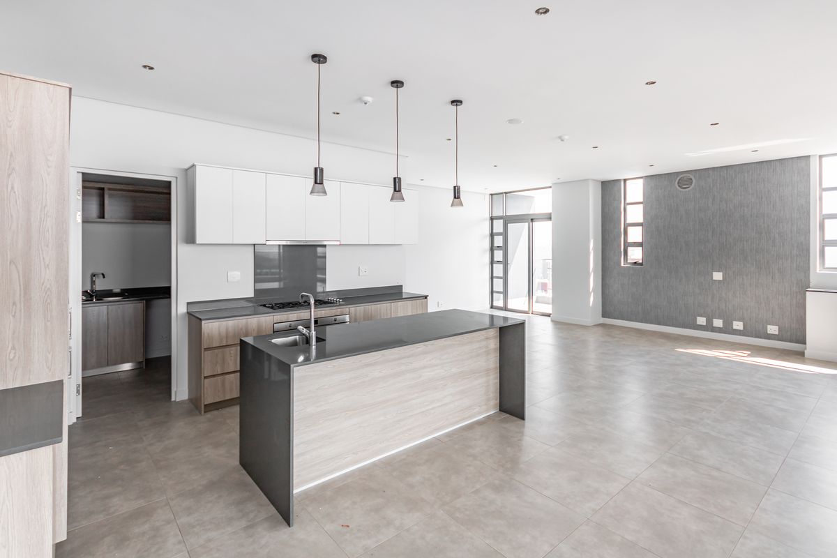 Luxury 3 Bed 3.5 Bath Penthouse. Apartment Living At It's Best - Photo 3