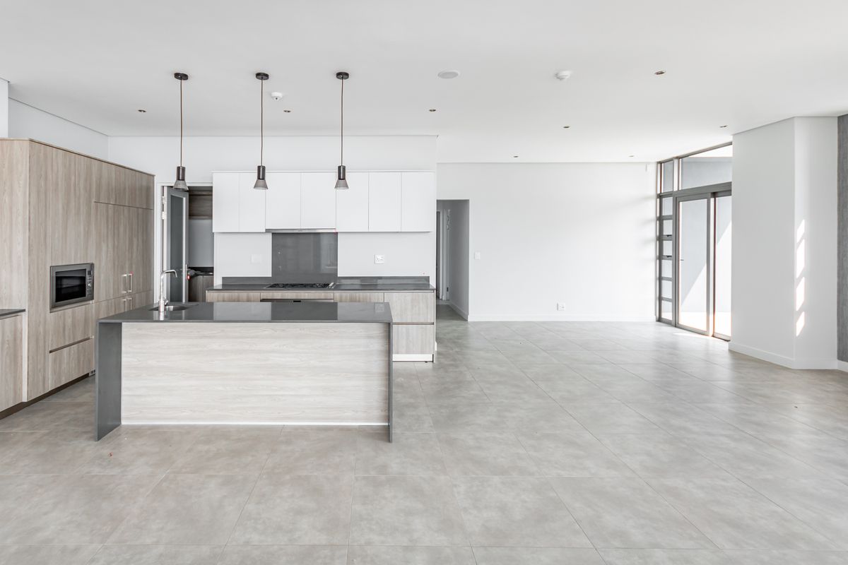 Luxury 3 Bed 3.5 Bath Penthouse. Apartment Living At It's Best - Photo 4