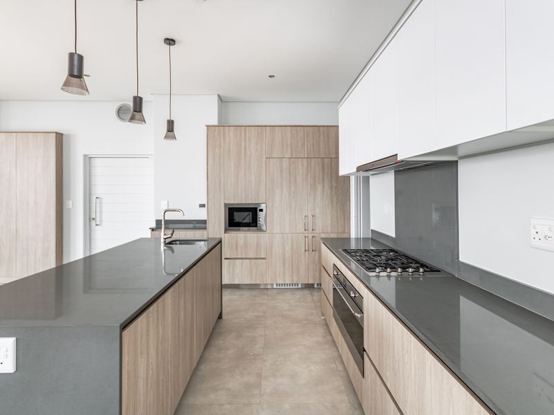 Luxury 3 Bed 3.5 Bath Penthouse. Apartment Living At It's Best - Photo 5