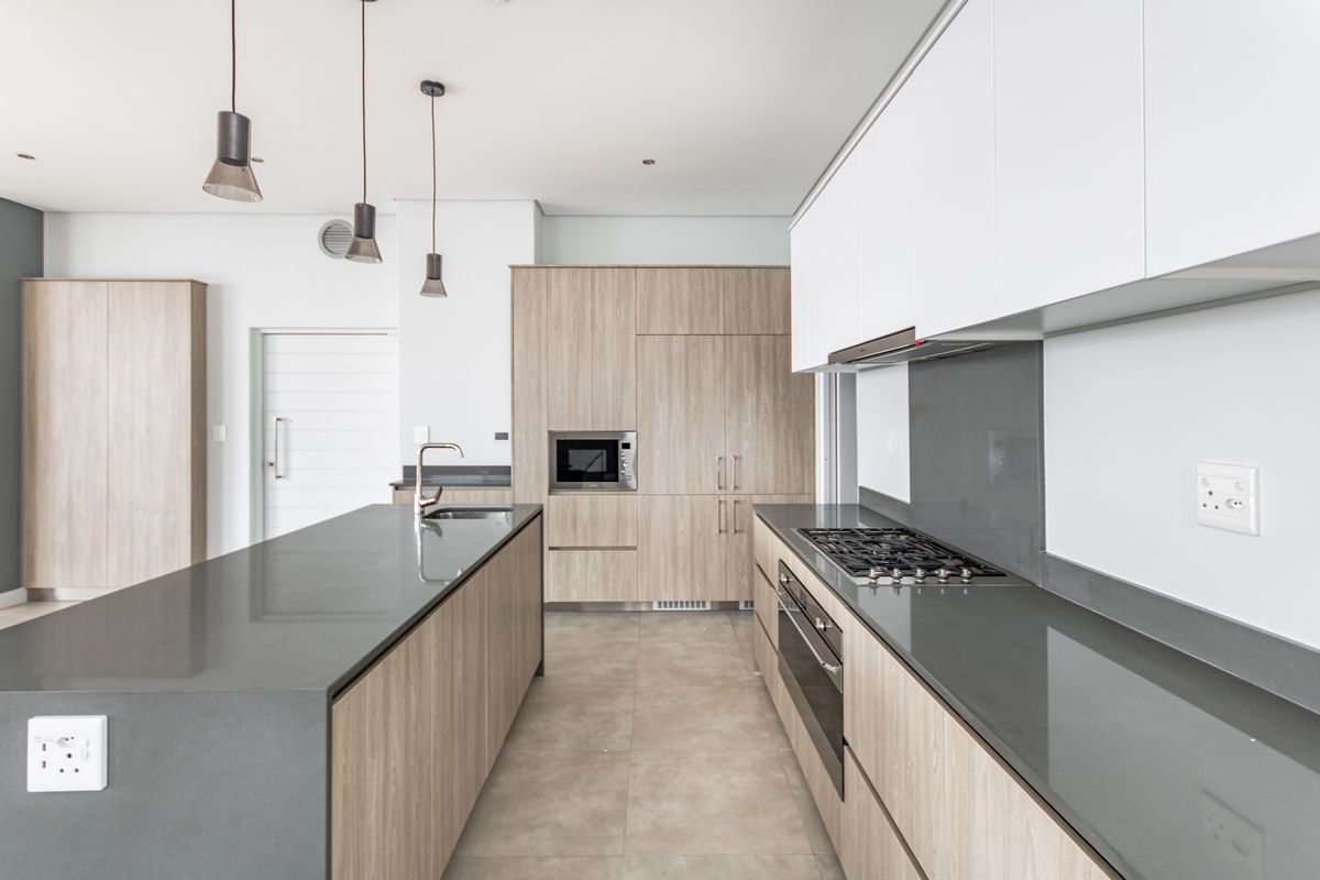 Luxury 3 Bed 3.5 Bath Penthouse. Apartment Living At It's Best - Photo 5