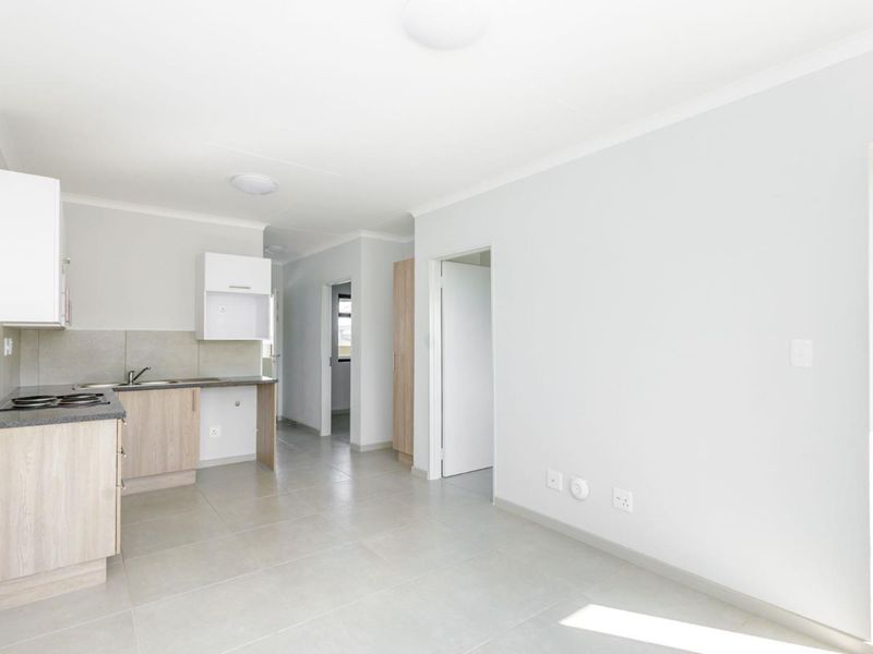 Top Floor Apartment. 1st Time Buyers & Buy-To-Let Opportunity. - Photo 2