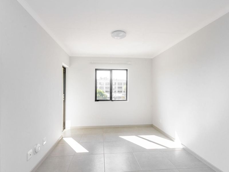 Top Floor Apartment. 1st Time Buyers & Buy-To-Let Opportunity. - Photo 4
