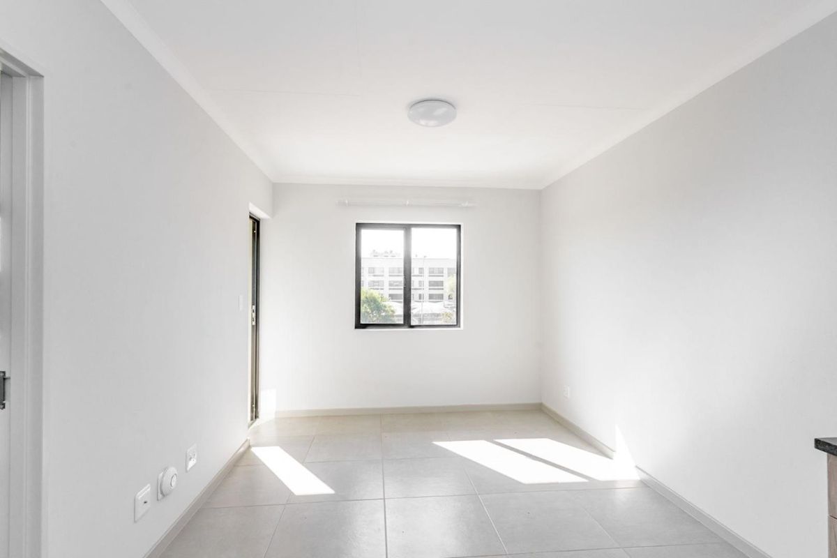 Top Floor Apartment. 1st Time Buyers & Buy-To-Let Opportunity. - Photo 4