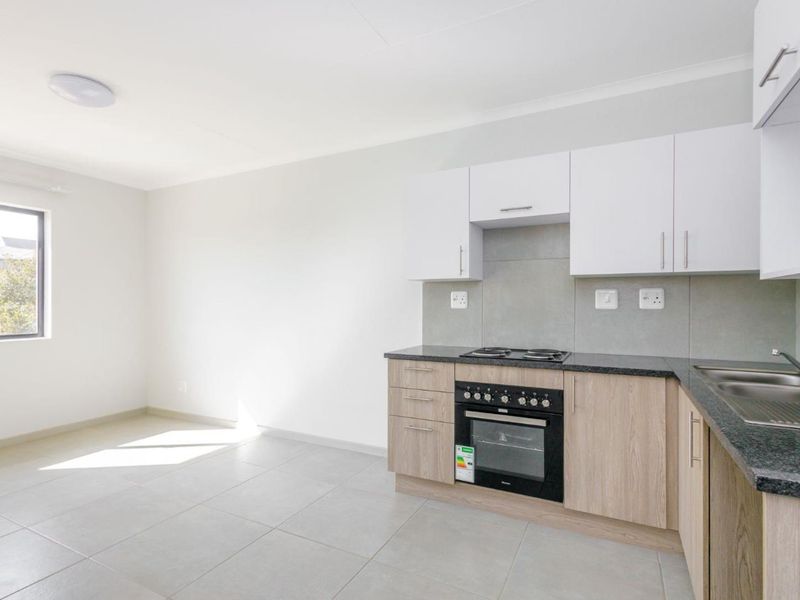 Top Floor Apartment. 1st Time Buyers & Buy-To-Let Opportunity. - Photo 3