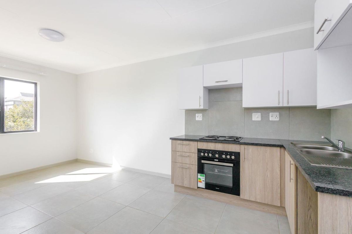 Top Floor Apartment. 1st Time Buyers & Buy-To-Let Opportunity. - Photo 3