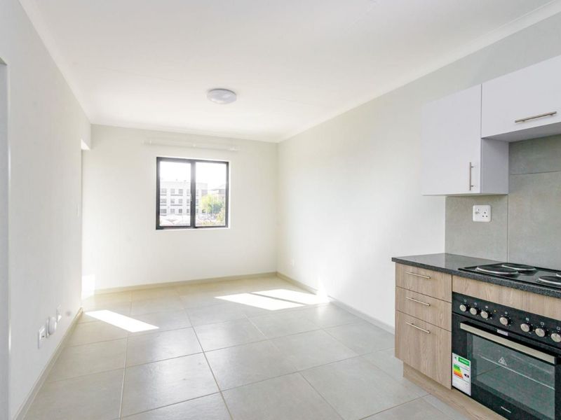 Top Floor Apartment. 1st Time Buyers & Buy-To-Let Opportunity. - Photo 5