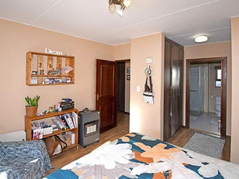 Spacious 2 – Bed Ground floor Apartment In Popular Broadacares - Photo 10