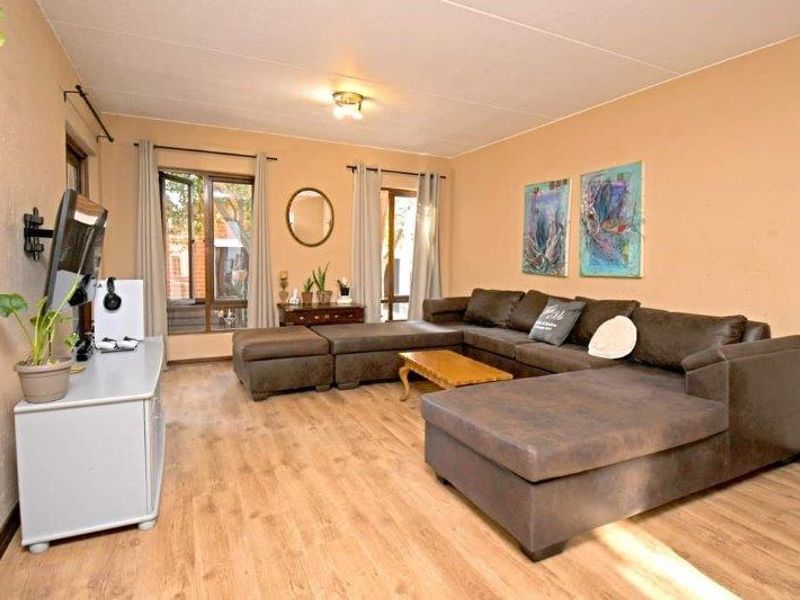 Spacious 2 – Bed Ground floor Apartment In Popular Broadacares - Photo 3