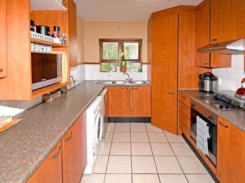 Spacious 2 – Bed Ground floor Apartment In Popular Broadacares - Photo 6