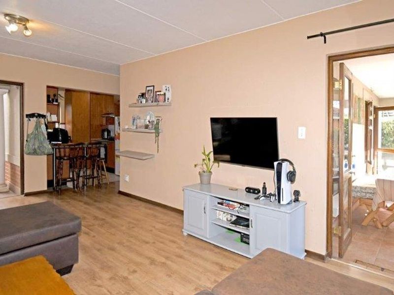 Spacious 2 – Bed Ground floor Apartment In Popular Broadacares - Photo 5