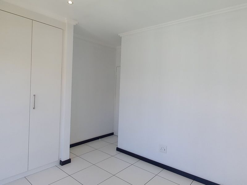 Beautifully presented 3 bed apartment in Lone Hill - Photo 10