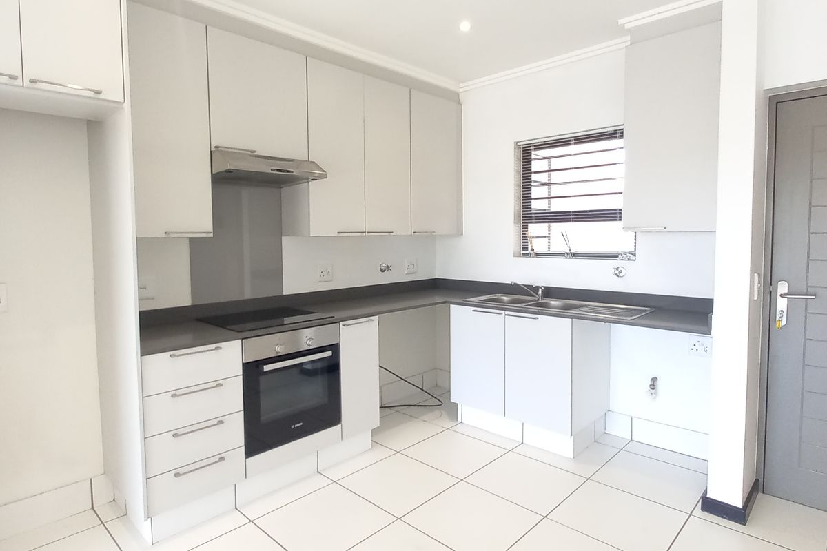 Beautifully presented 3 bed apartment in Lone Hill - Photo 2