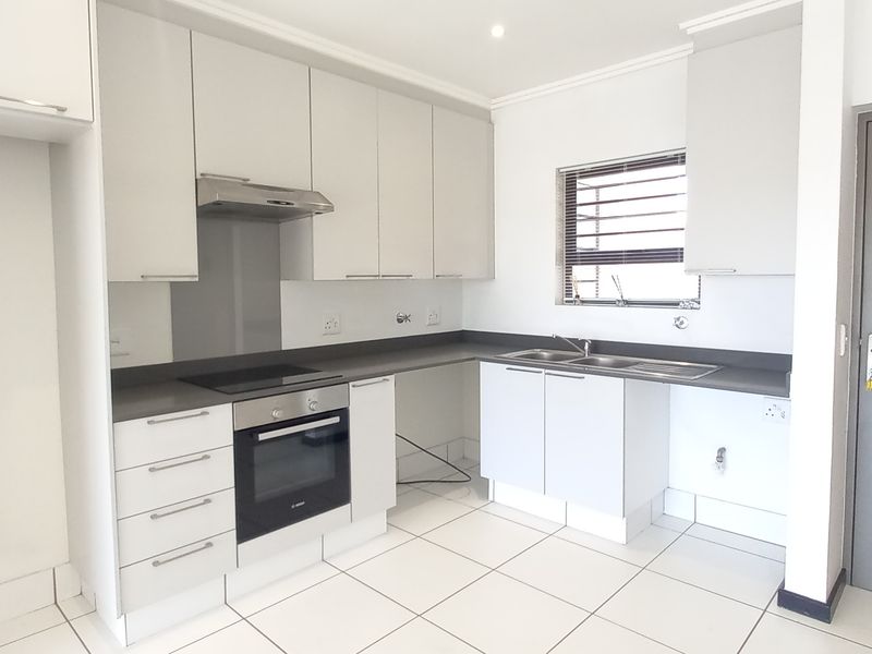 Beautifully presented 3 bed apartment in Lone Hill - Photo 2