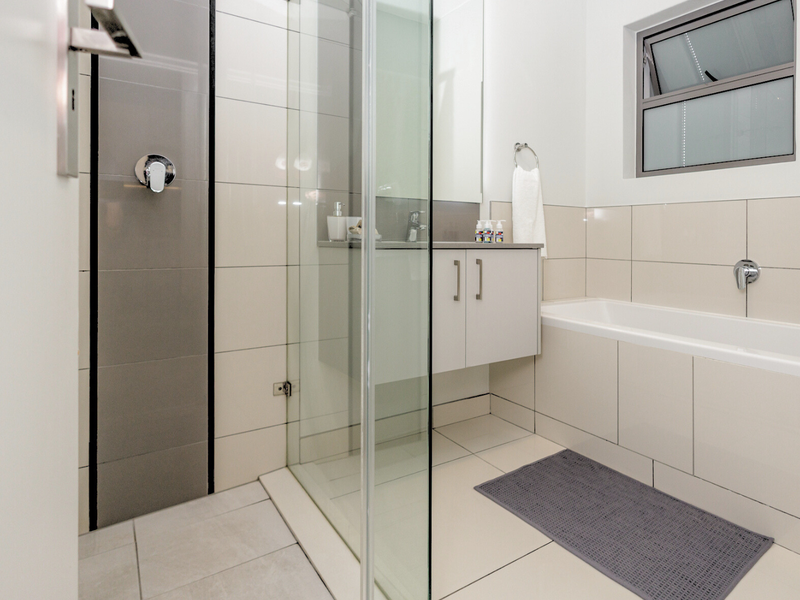 Stylish Luxury Off-The-Grid Apartment - The Median Rosebank Central - Opposite Rosebank Piazza - Photo 9