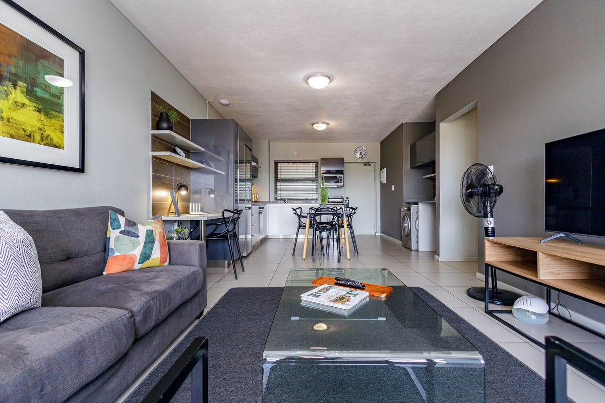 Fantastic Investment - 2 Bed 2 Bath Garden Apartment in a Secure a Complex - Photo 2