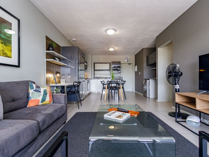 Fantastic Investment - 2 Bed 2 Bath Garden Apartment in a Secure a Complex - Photo 2