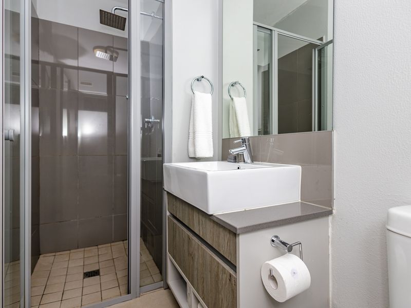 Ground Floor 1 Bed 1 Bath Luxury Apartment - Photo 8