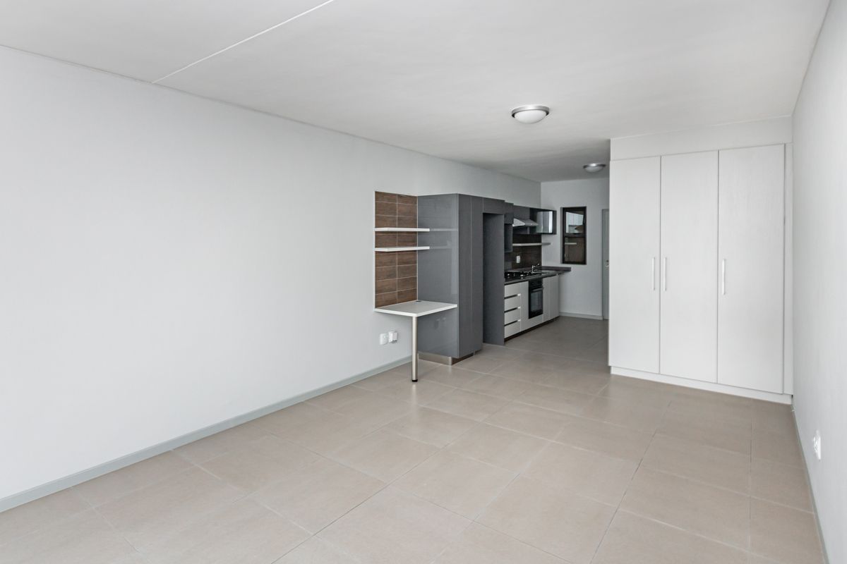 Fabulous Investment - 2 Bed 2 Bath 1st Floor Apartment in a Secure a Complex - Photo 3